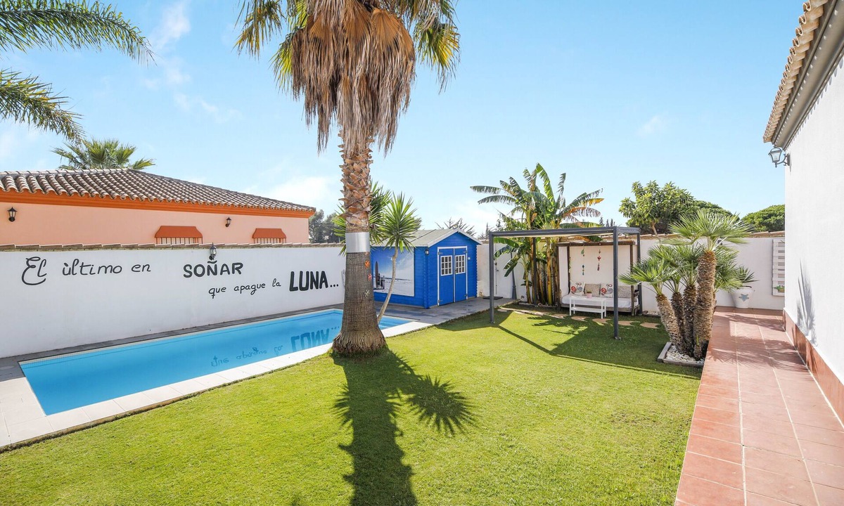 Chiclana de la Frontera House | Family Chalet with Private Pool and Air Conditioning