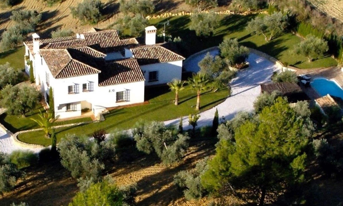 Arriate Villa | Family friendly villa, private pool and barbecue, 10 min drive from Ronda