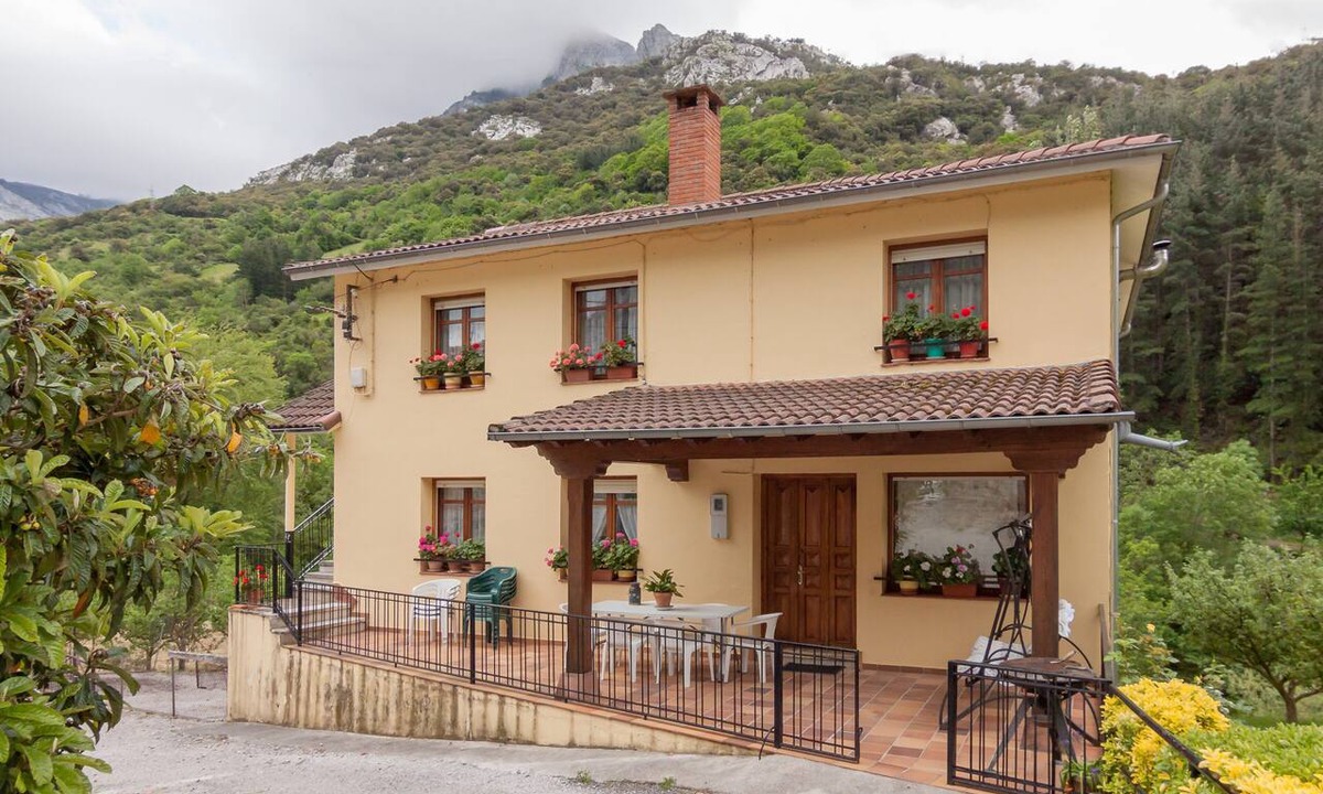 Cillorigo de Liebana House | Family House for Groups with Garden and Mountain Views