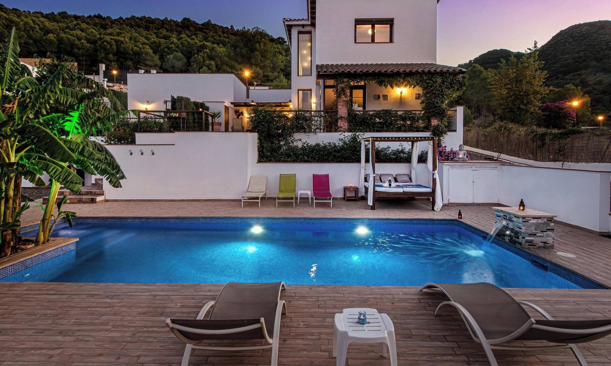 Pinos de Alhaurin Villa | Family Villa near Málaga with Heated Pool, Sleeps 12