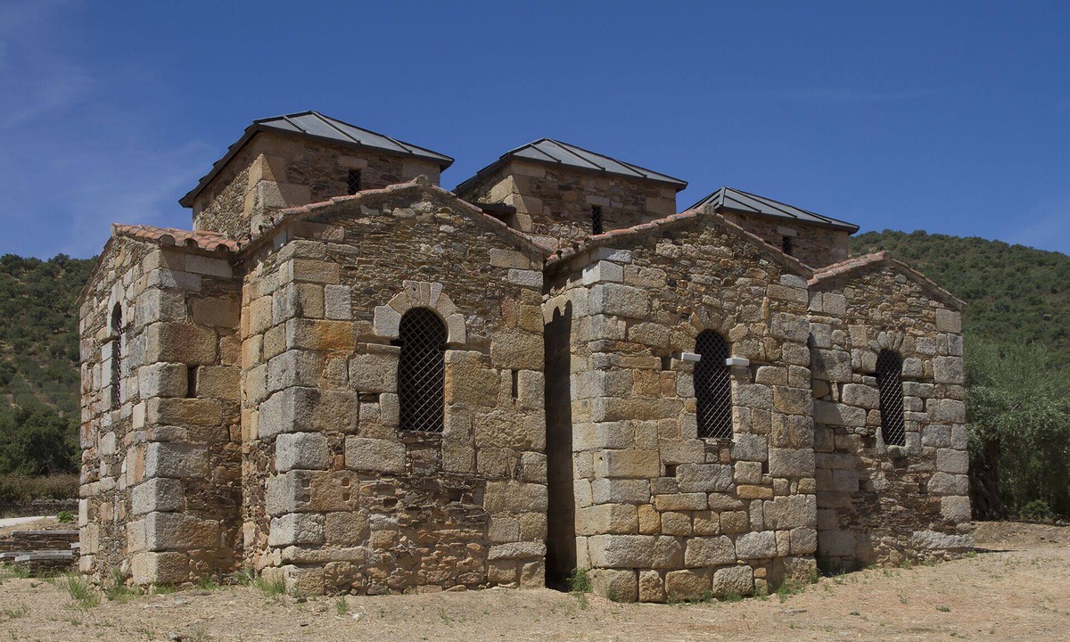 Arroyomolinos de Montanchez House | Four person bungalow in the Spanish countryside, unique for nature lovers.