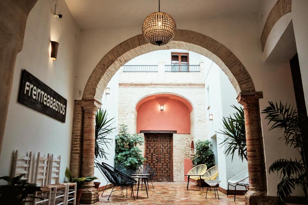 Carmona House | FRENTEABASTOS Suites Cafe Hostal & Apartments
