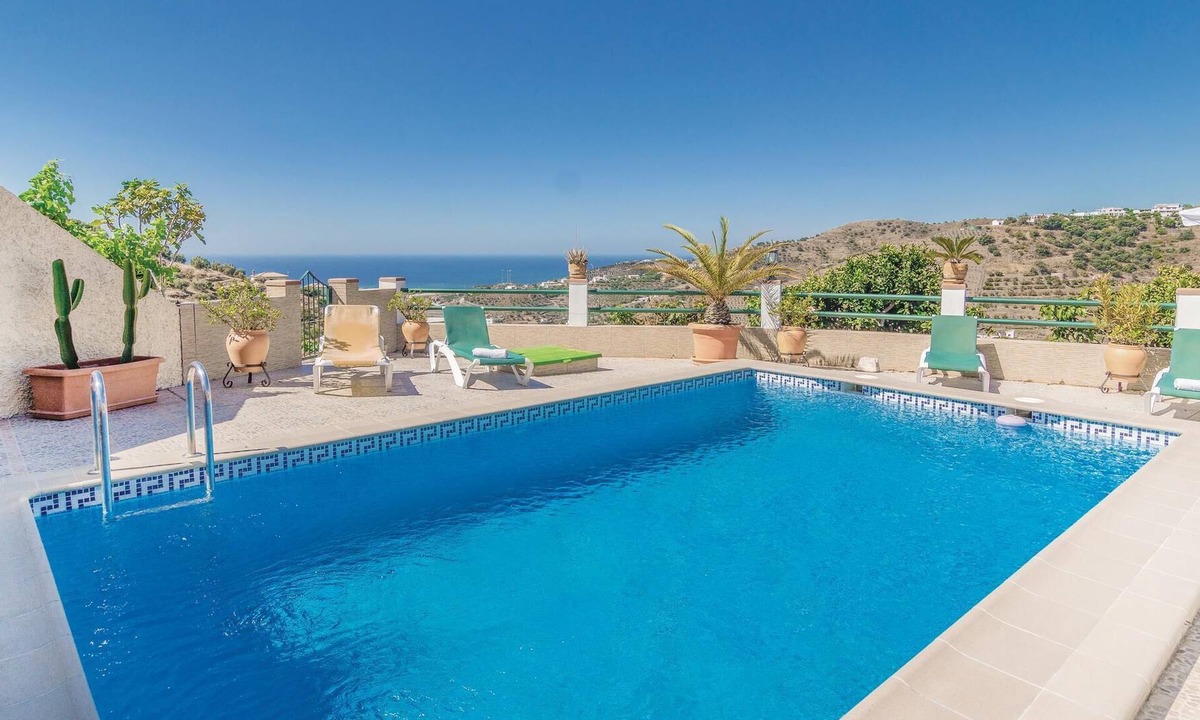 Torrox House | From the terrace of this vacation home you have a beautiful view of the sea and the natural park Sie
