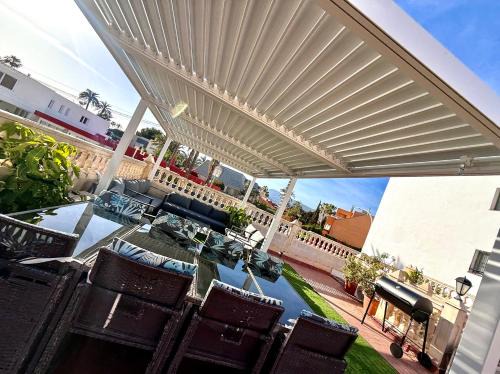 Aguadulce House | GRAN CASA con TERRAZA a 3 min Playa con Wifi - rodeada de servicios