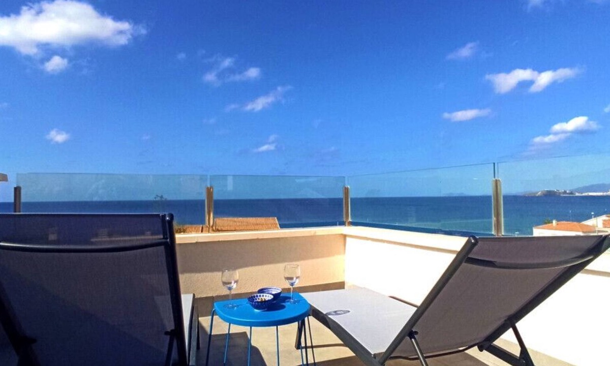 Isla Plana Apartment | Grande corner villa in Isla Plana by the sea