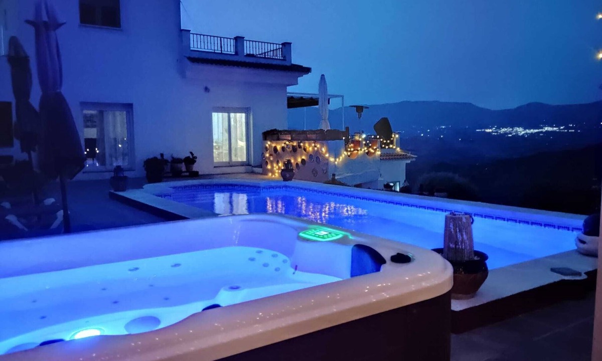 Comares Apartment | Great 2 Bedroom Apartment with wonderful views, Swimming Pool and Jacuzzi