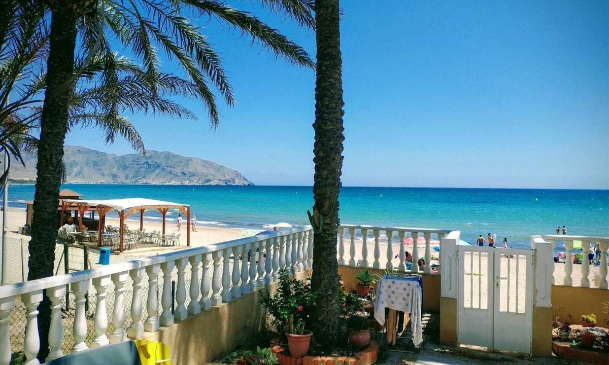 Isla Plana Apartment | Ground floor with access from the terrace to the seashore on Isla Plana beach