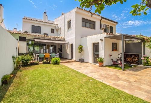 Valdelagrana House | GuestReady - Valdelagrana Spacious: 300m to Beach
