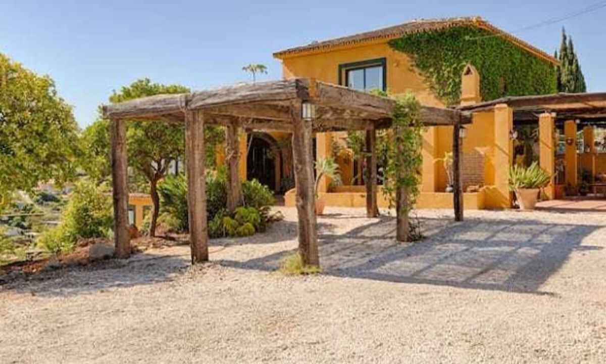 New Golden Mile Apartment | Hanami Withering Heights: Superbe Maison Rurale avec Piscine Privée à Estepona, Costa del Sol