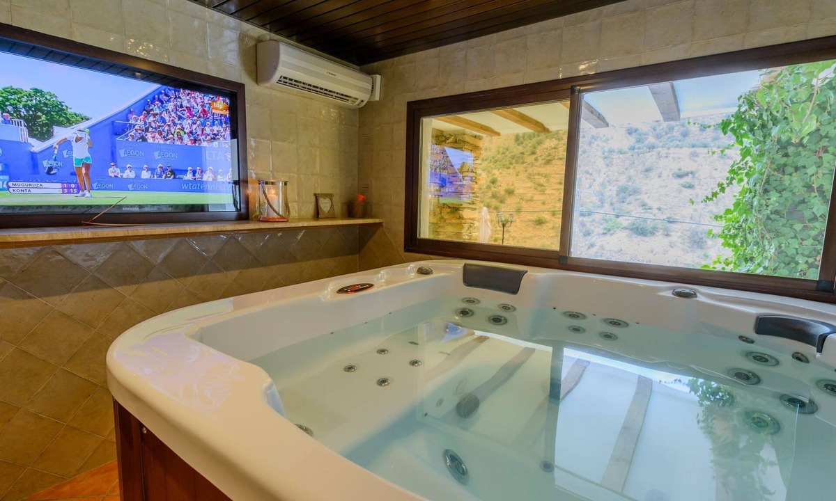 Laroya House | Haus mit integrierter Felswand und Jacuzzi by Interhome