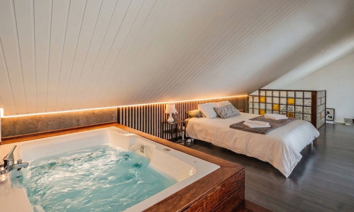 San Martin de Valdeiglesias House | House with Jacuzzi + Piped Music