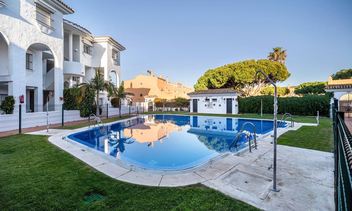 Poblado de Sancti Petri Apartment | Holiday Apartment "Casa Amparo Sancti Petri" with Shared Pool, Private Terrace & Wi-Fi
