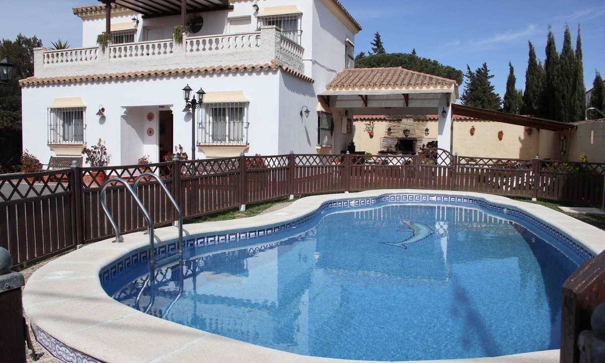 Hozanejos Ski Chalet | HOLIDAY VILLA IN PRIVATE PLOT WITH POOL, WIFI. SAUNA, BARBECUE.