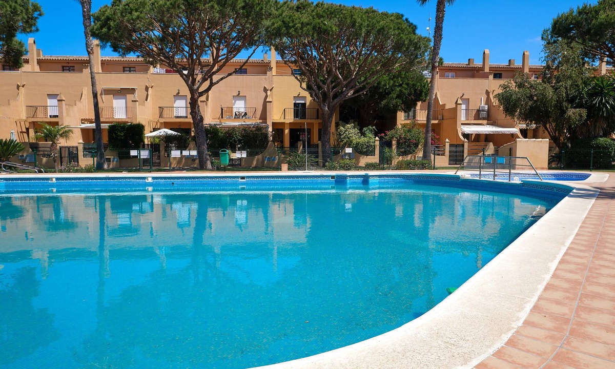 Poblado de Sancti Petri House | Holiday Home "Marisa" with Pool, Garden, Terrace, Balcony & Wi-Fi