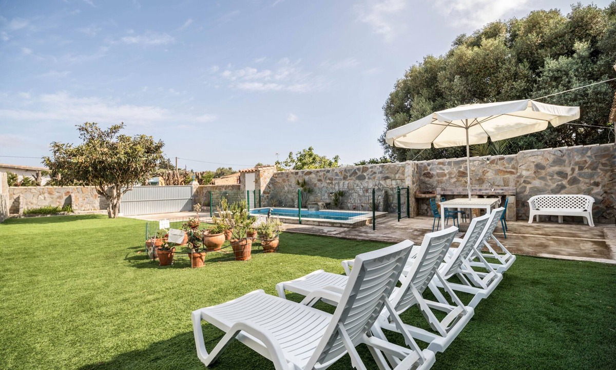 Chiclana de la Frontera House | Holiday Home 'La Casita Azul' with Private Pool, Wi-Fi and Air Conditioning