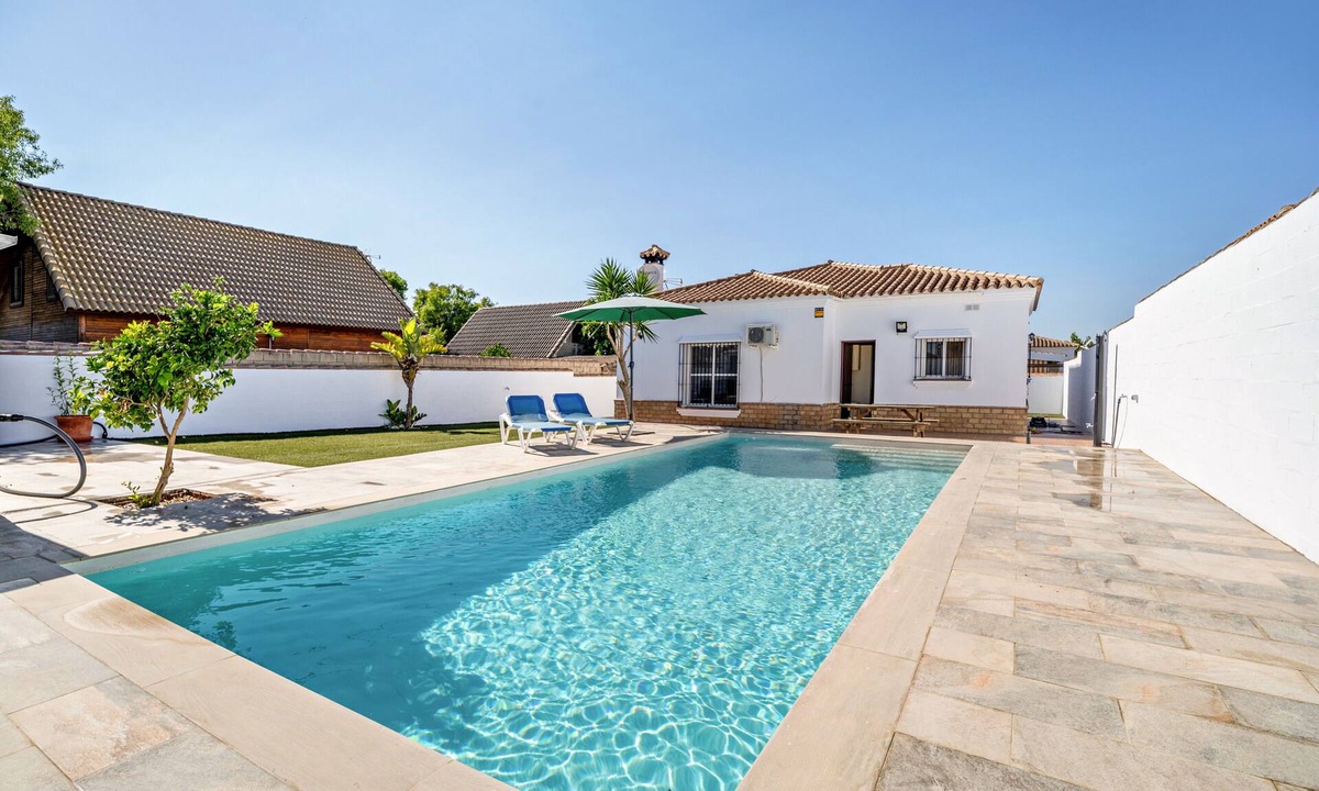 Chiclana de la Frontera House | Holiday Home 'Villa Jero' with Private Pool, Private Terrace and Air Conditioning