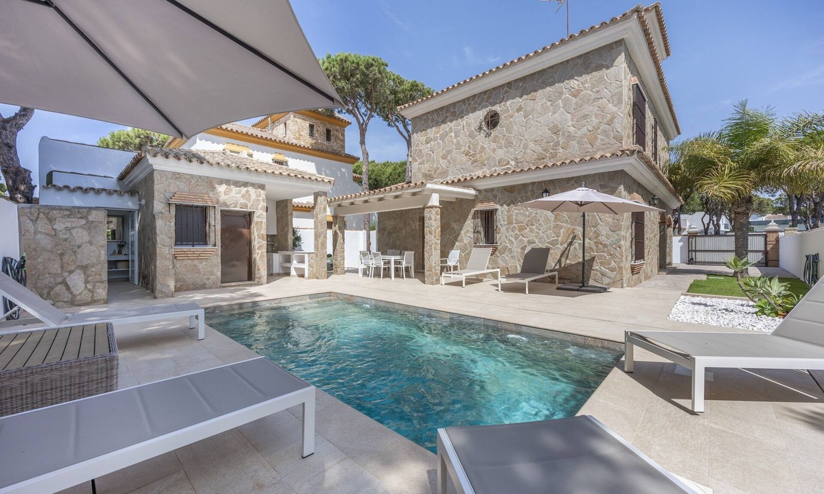 Los Gallos-Cerromolino House | Holiday Home 'Chalet Con Piscina' with Private Pool, Wi-Fi and Air Conditioning