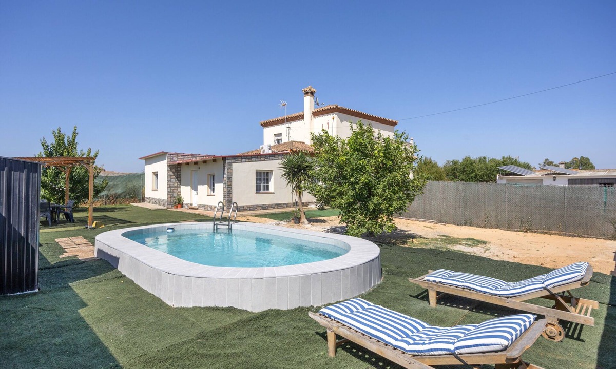 Chiclana de la Frontera House | Holiday Home 'Manoli' with Private Pool, Wi-Fi and Air Conditioning