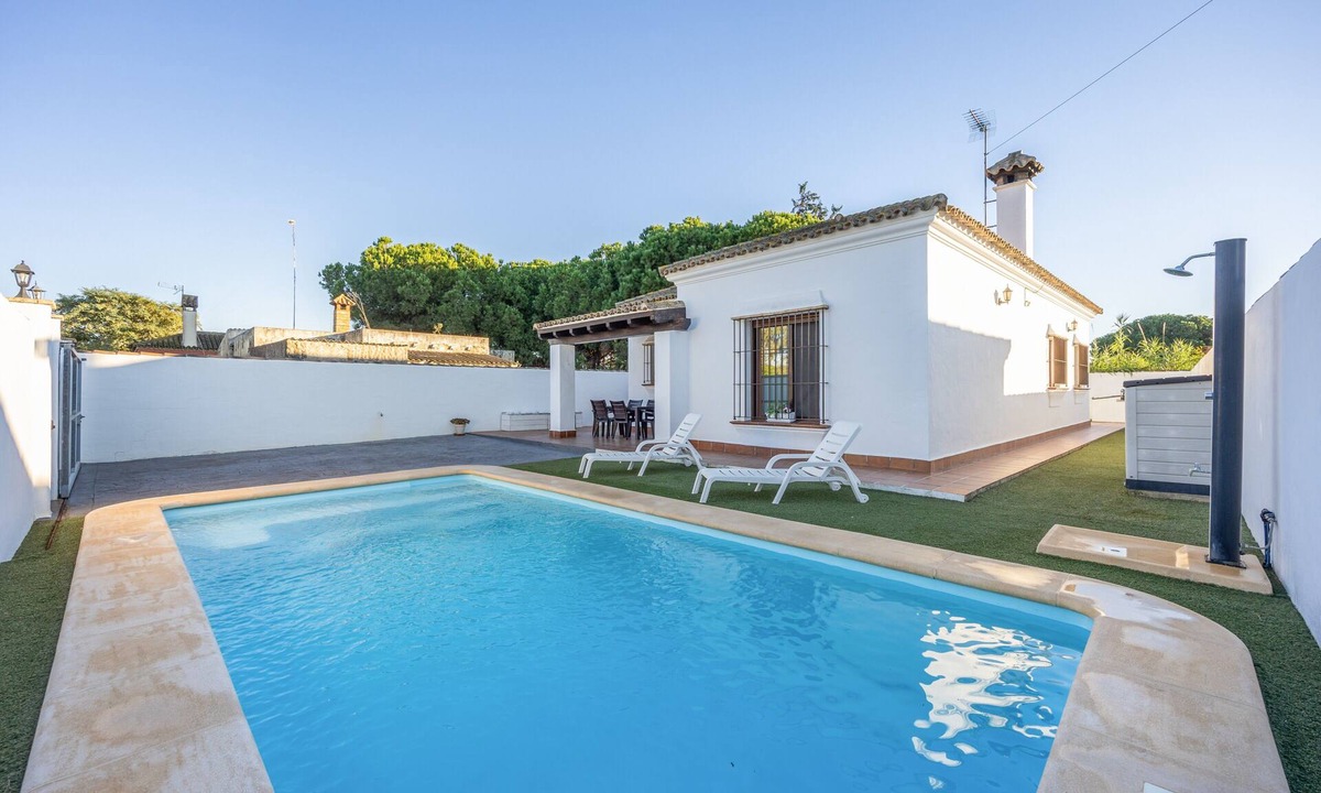 Chiclana de la Frontera House | Holiday Home "Brisa Marina" with Private Pool, Wi-Fi and Air Conditioning
