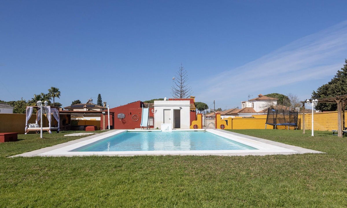 Chiclana de la Frontera House | Holiday Home 'Villa Los Mangaros' with Private Pool, Wi-Fi & Air Conditioning