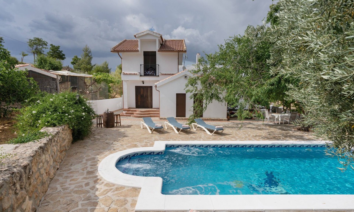 Alhama de Granada House | Holiday Home 'Rica' with Mountain View, Wi-Fi and Air Conditioning