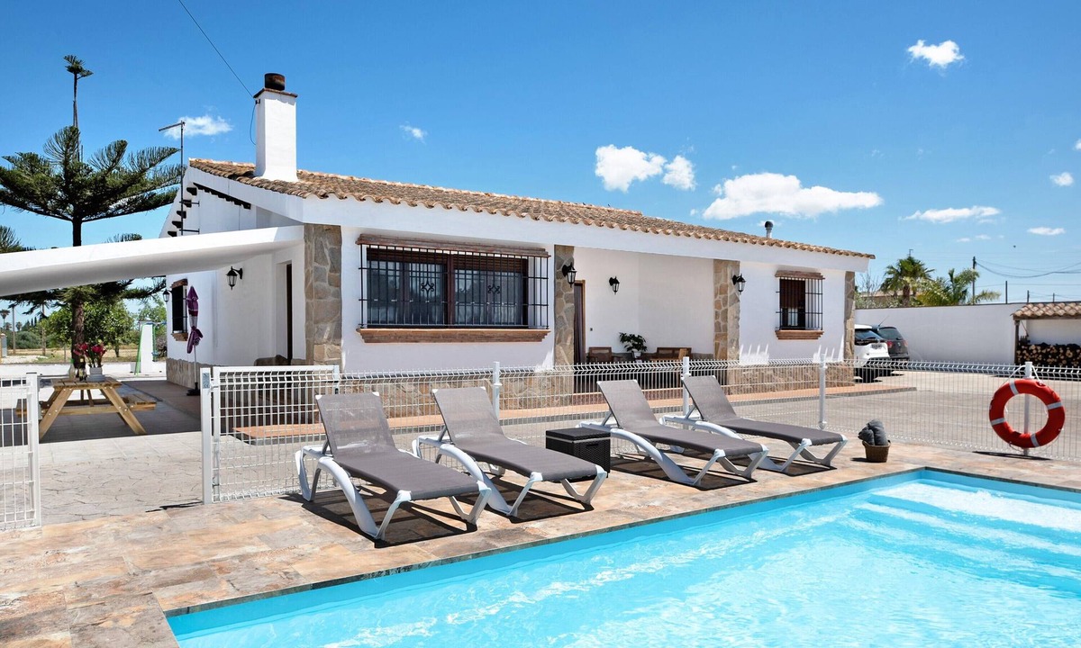 Conil de la Frontera House | Holiday Home 'El Cortijo' with Private Pool, Wi-Fi and Air Conditioning