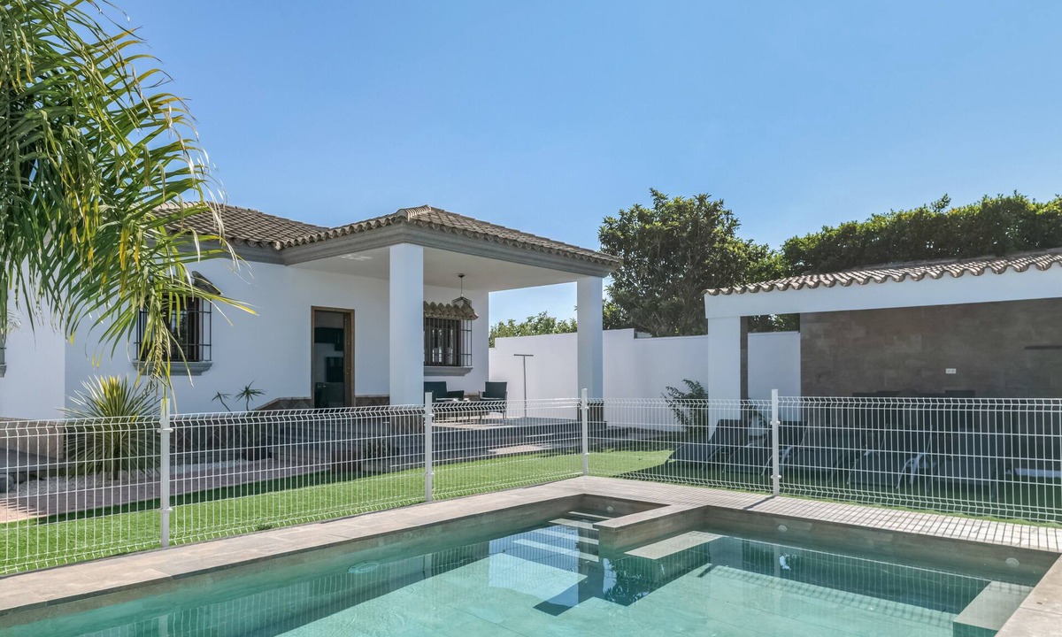Conil de la Frontera House | Holiday Home 'Casa Oliver' with Private Pool, Wi-Fi and Air Conditioning