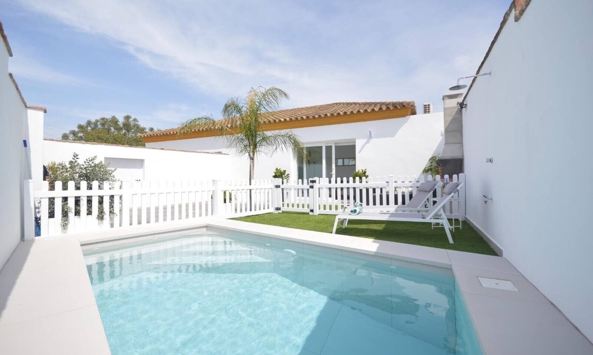 Conil de la Frontera House | Holiday Home 'Casa Turquesa' with Private Pool, Wi-Fi and Air Conditioning