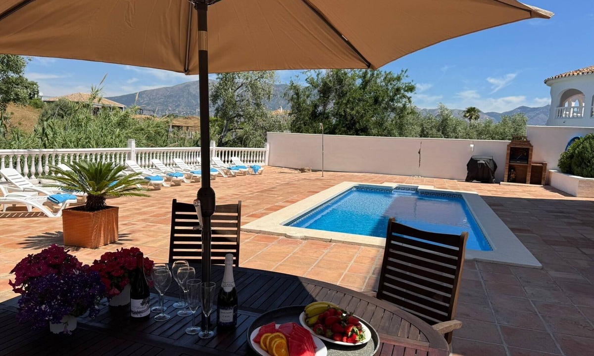 Mijas House | Holiday Home 'Milano' with Mountain View, Wi-Fi and Air Conditioning
