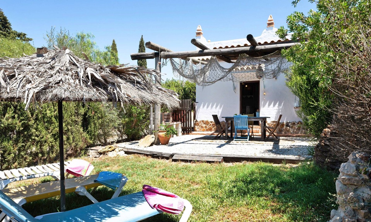 El Palmar House | Holiday Home 'Mora' with Private Terrace, Private Garden and Wi-Fi