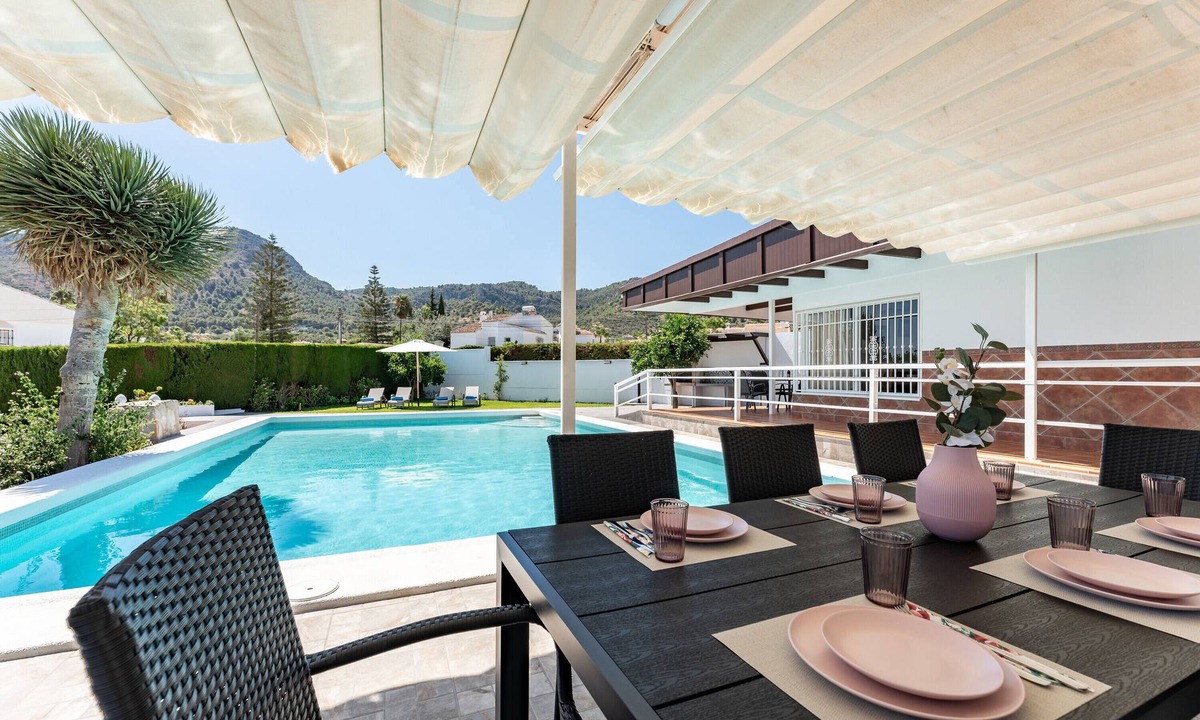 Alhaurin de la Torre House | Holiday Home 'Villa Paula Los Manantiales' with Mountain View, Wi-Fi and Air Conditioning