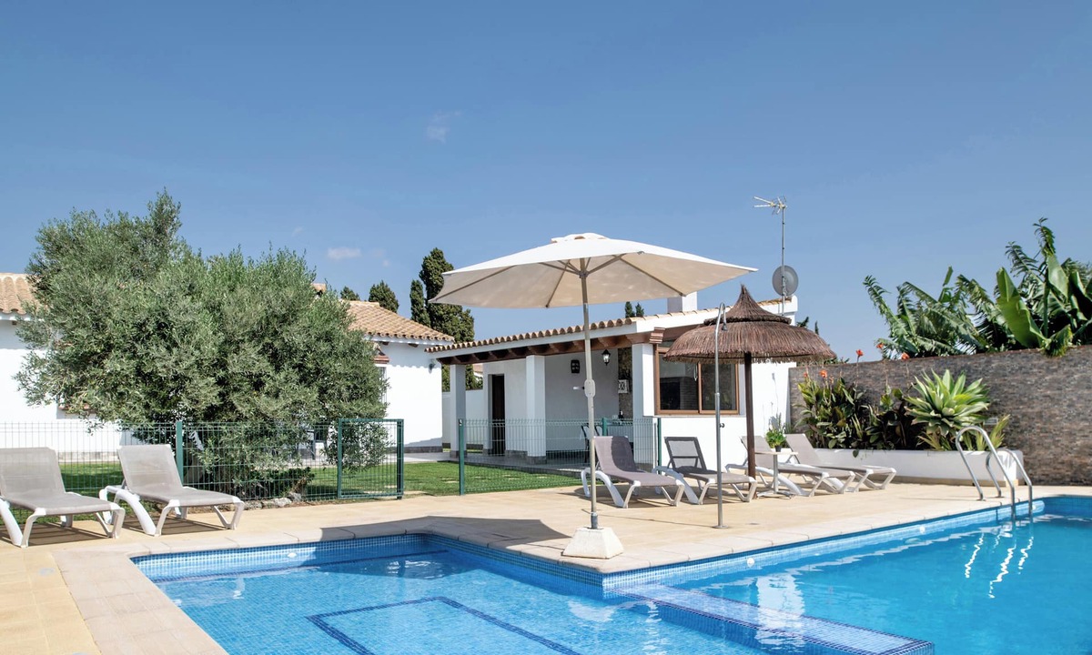 Conil de la Frontera House | Holiday Home 'Villa Mendoza Olivo' with Private Pool, Wi-Fi and Air Conditioning
