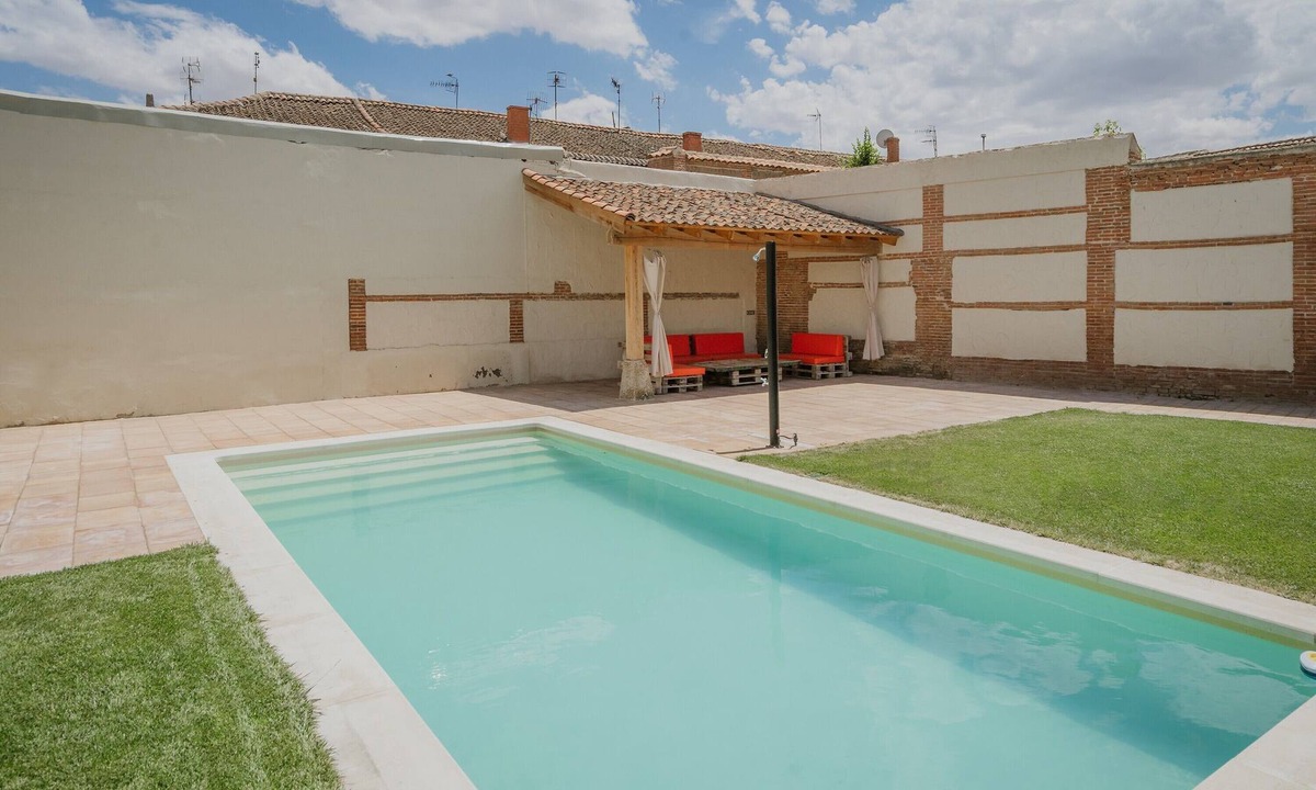 Nava de la Asuncion House | Holiday Home 'Villa Almudena' with Private Pool, Wi-Fi and Air Conditioning