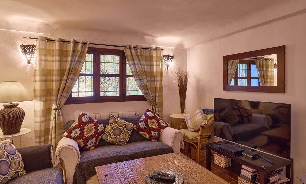 Iznajar House | Holiday Home '3 Bedrooms' with Mountain View, Shared Pool and Wi-Fi