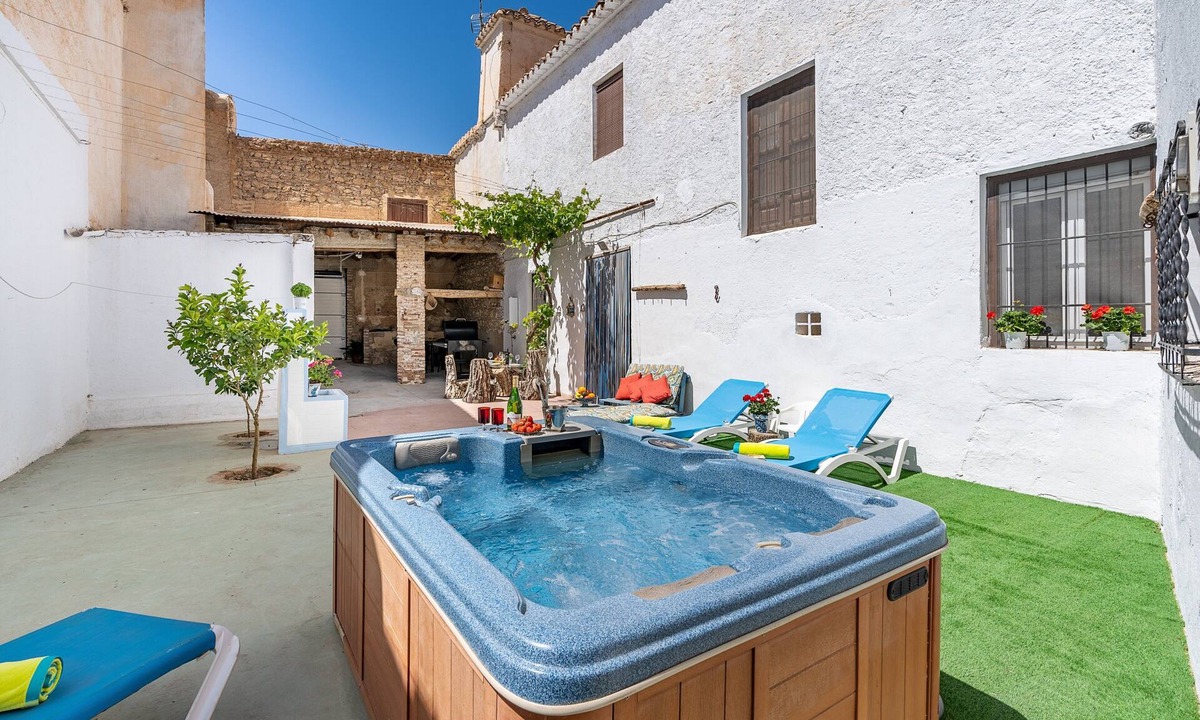 Padul House | Holiday Home 'Amelia y Juan de Dios' with Private Terrace, Wi-Fi and Air Conditioning