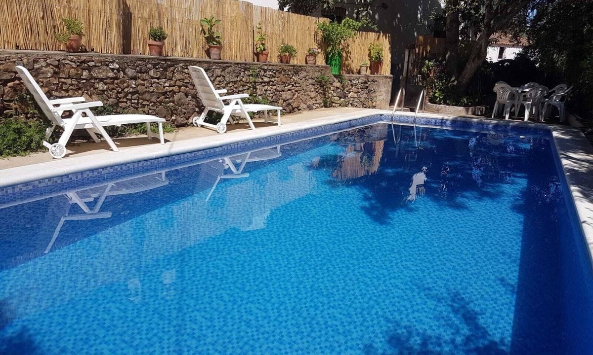 Calabazares House | Holiday Home 'Casa Del Escultor' with Mountain View, Wi-Fi and Air Conditioning