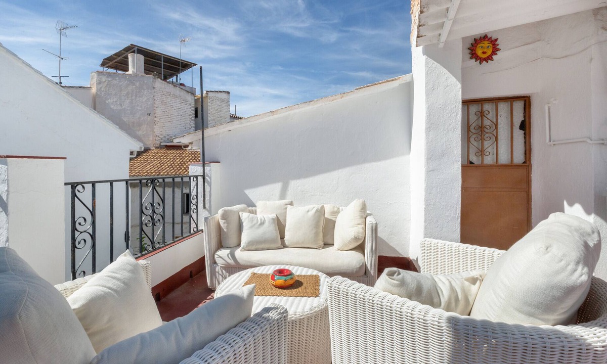Guaro House | Holiday Home Casa Linda with Mountain View, Wi-Fi, A/C, Balcony & Terrace