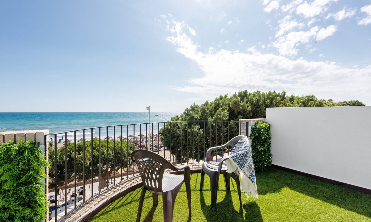 El Palo House | Holiday Home "Casa Mar de Frente" with Sea View, Private Terrace & Wi-Fi