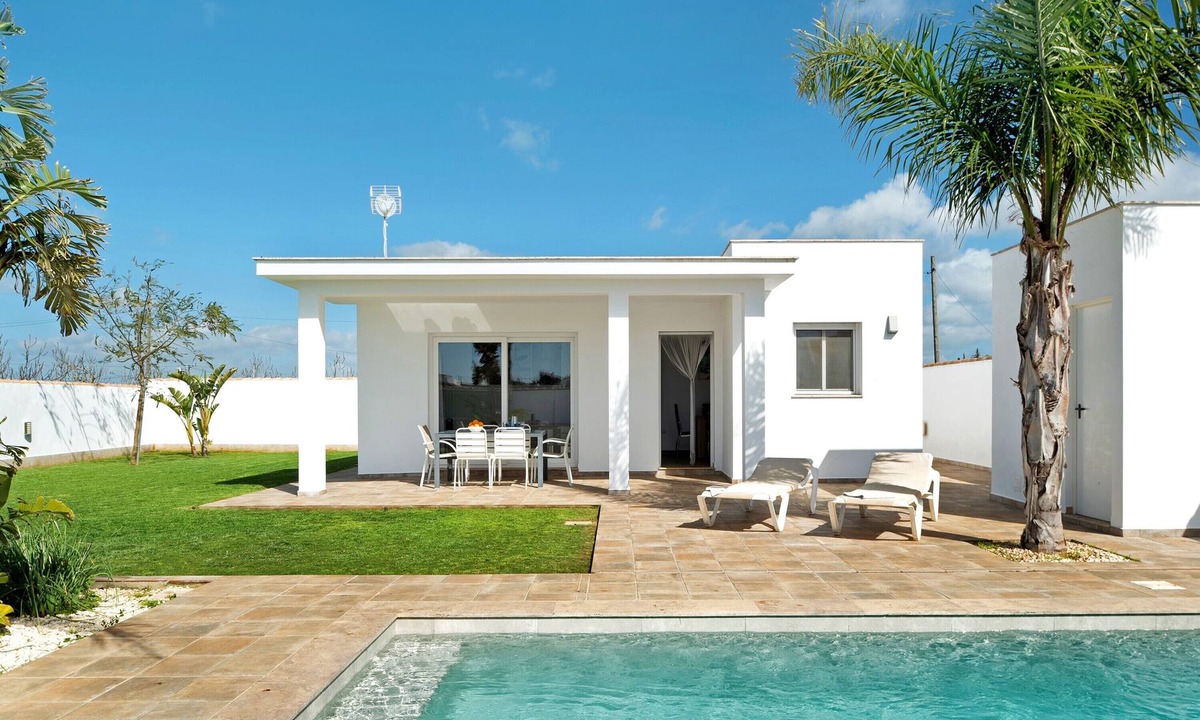 Conil de la Frontera House | Holiday Home 'Casa Maria Jose' with Private Pool, Private Terrace and Wi-Fi