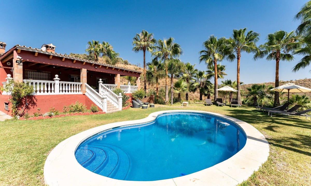 Monda House | Holiday Home "Casa Mis Nietos" with Pool, Garden and Wi-Fi