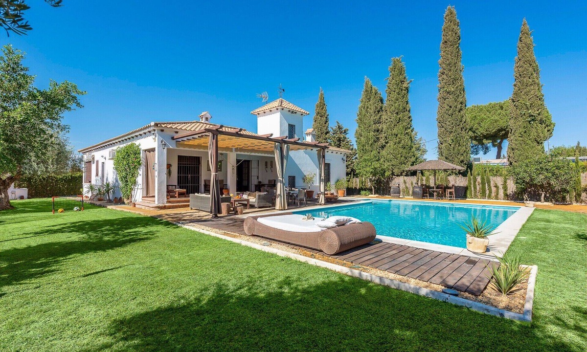 Marchena House | Holiday Home "Casa Rural La Teja" with Pool, Garden and Wi-Fi