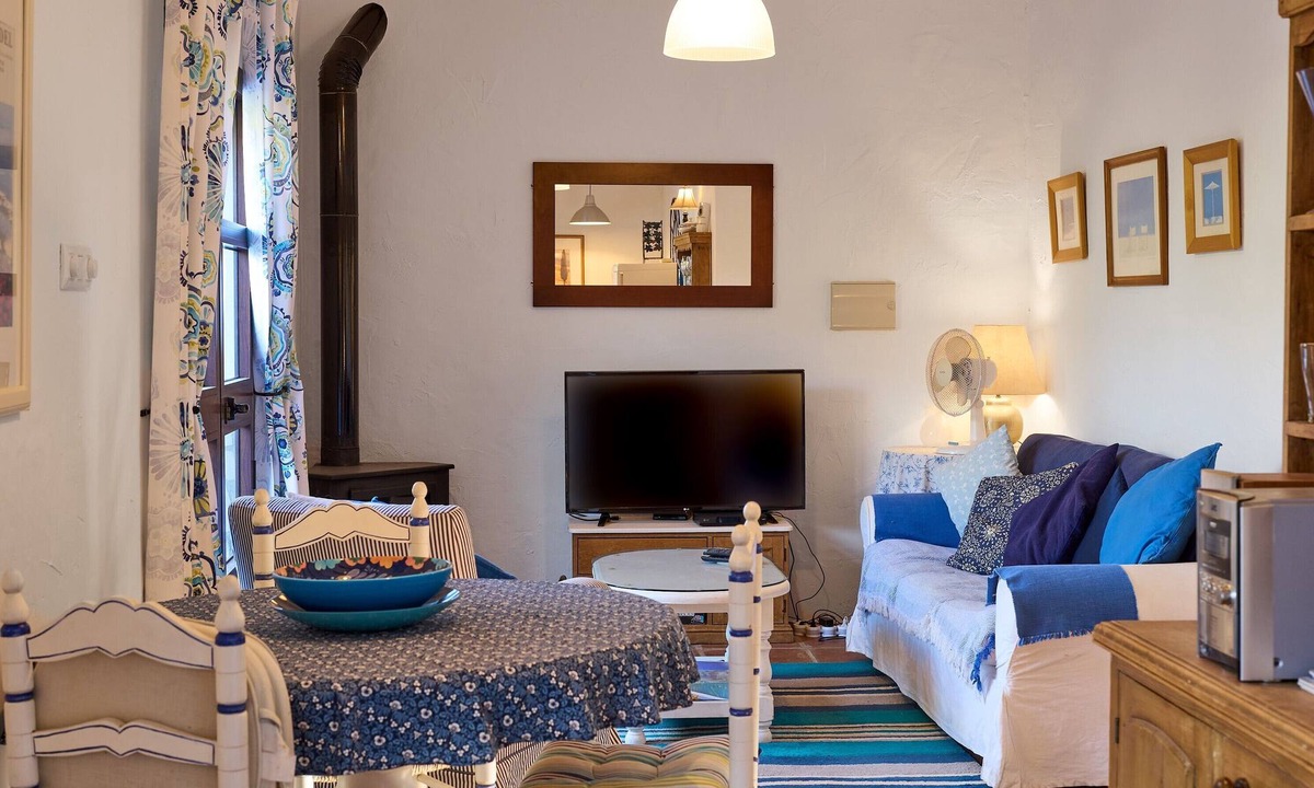 Iznajar House | Holiday Home 'Casita 1 Bedroom' with Mountain Views, Pool and Wi-Fi