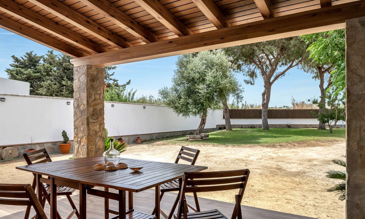 El Palmar House | Holiday Home 'Casa Juan Y Josefa El Palmar' with Private Terrace, Wi-Fi & Air Conditioning