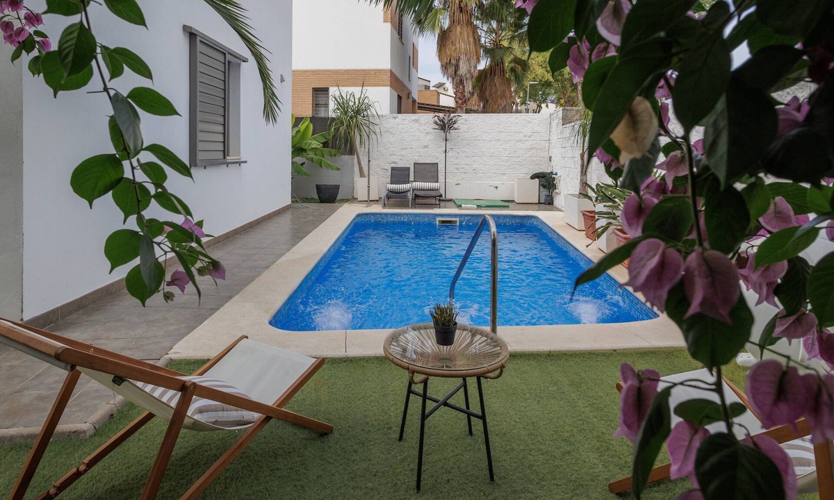 Palomares del Rio House | Holiday Home 'Casa Moderna Con Piscina' with Private Pool, Wi-Fi and Air Conditioning