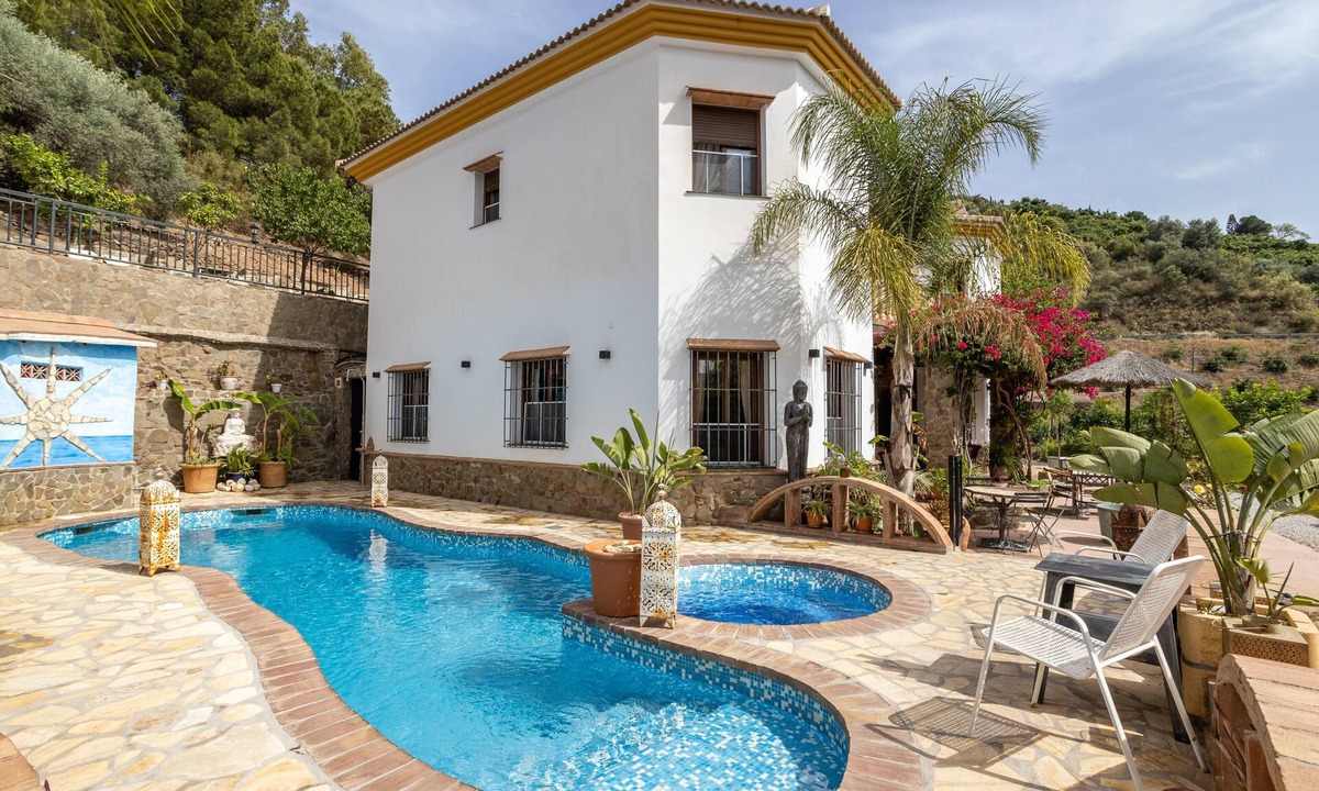 Sayalonga House | Holiday Home 'Finca Arrijana' with Mountain View, Wi-Fi and Air Conditioning
