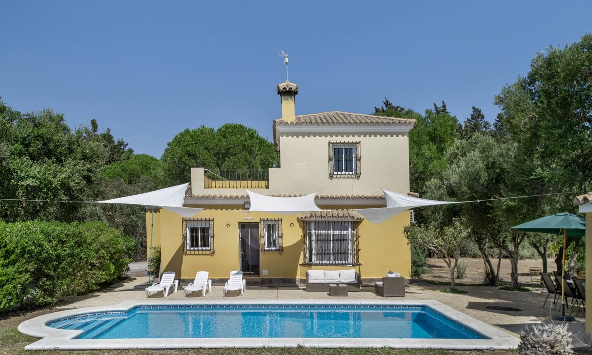 Chiclana de la Frontera House | Holiday Home 'Independiete Con Piscina' with Mountain View, Wi-Fi and Air Conditioning