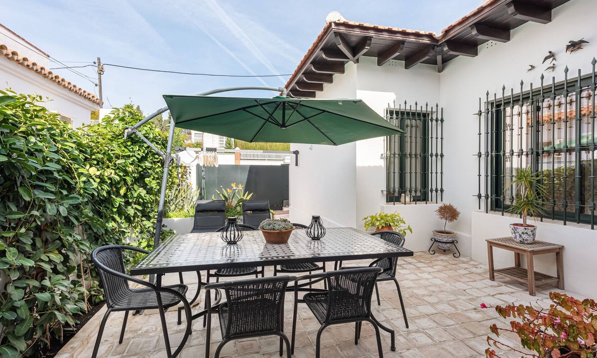 Pedregalejo House | Holiday Home 'La Busa' with Private Terrace, Wi-Fi and Air Conditioning