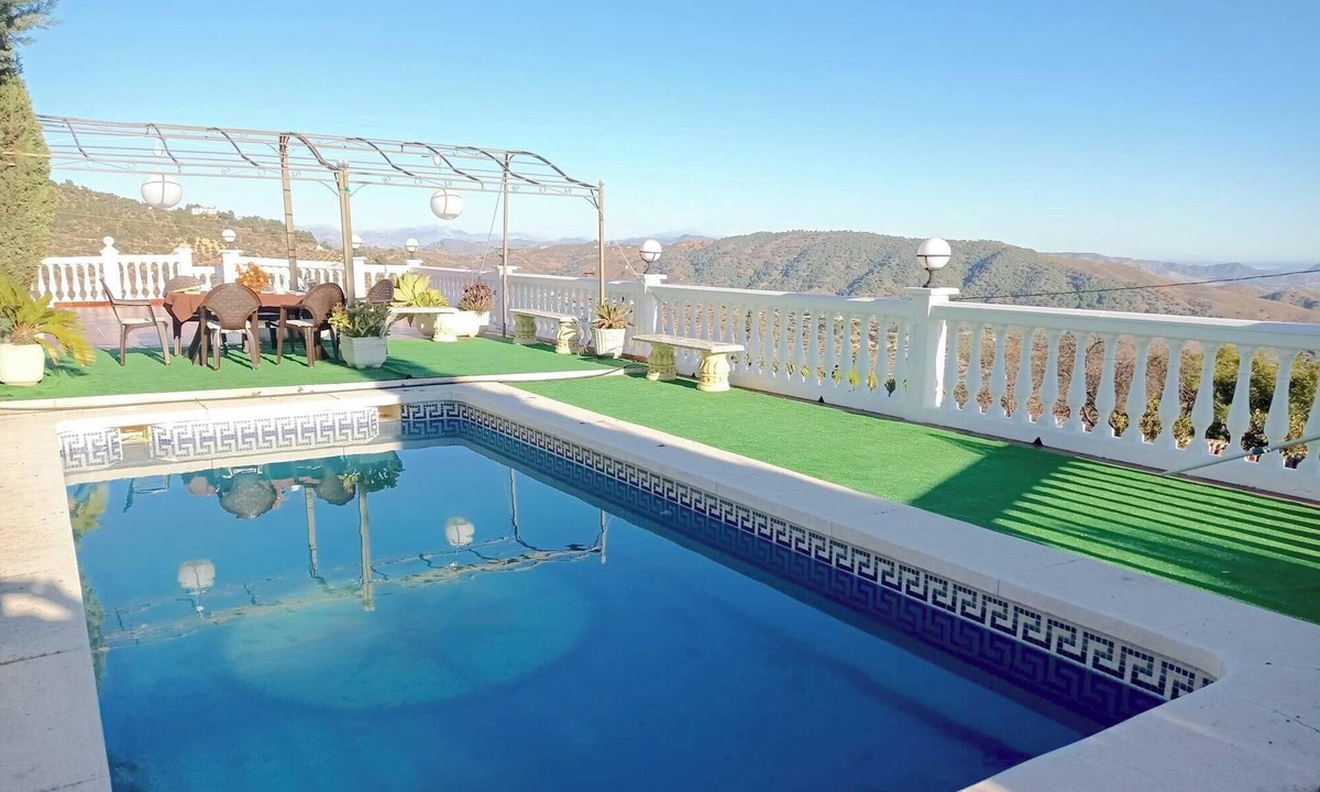 Casarabonela House | Holiday Home La huerta de Bonela with Mountain Views, Pool & Wi-Fi