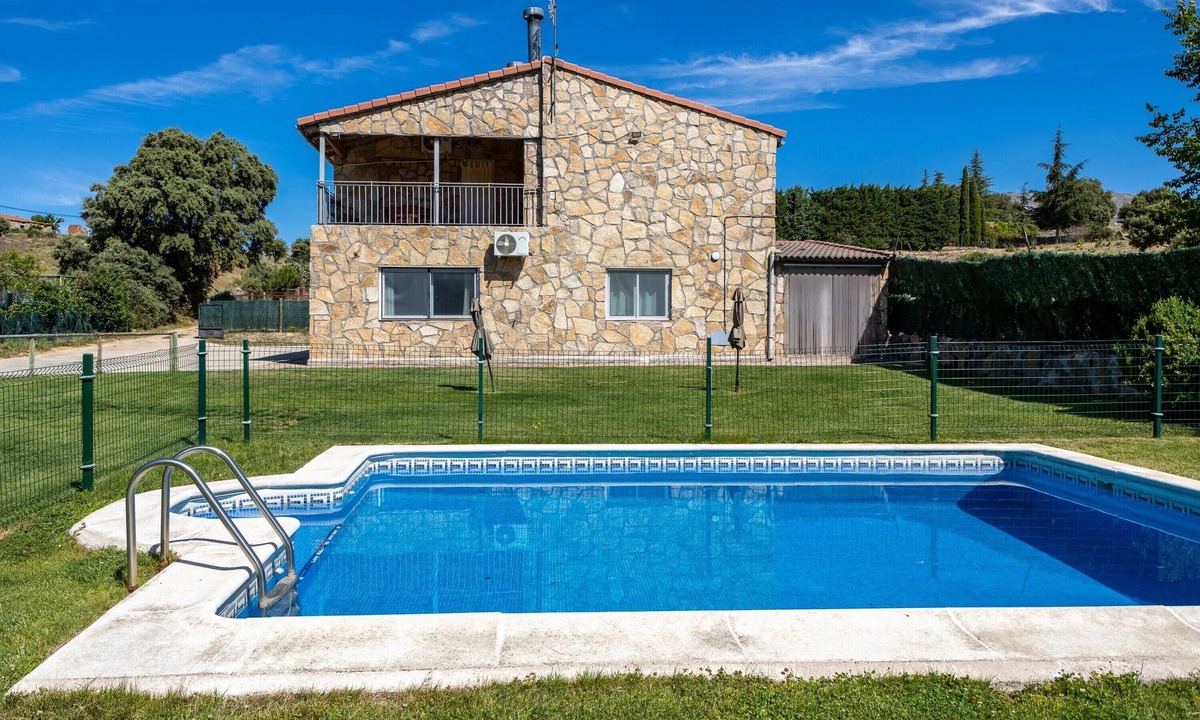 Burgohondo House | Holiday Home 'La Nave De Gredos' with Mountain View, Pool and Air Conditioning