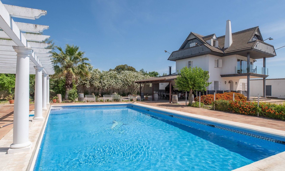 Montoro House | Holiday Home 'Los Rosales De La Palmilla' with Private Pool, Balcony and Air Conditioning